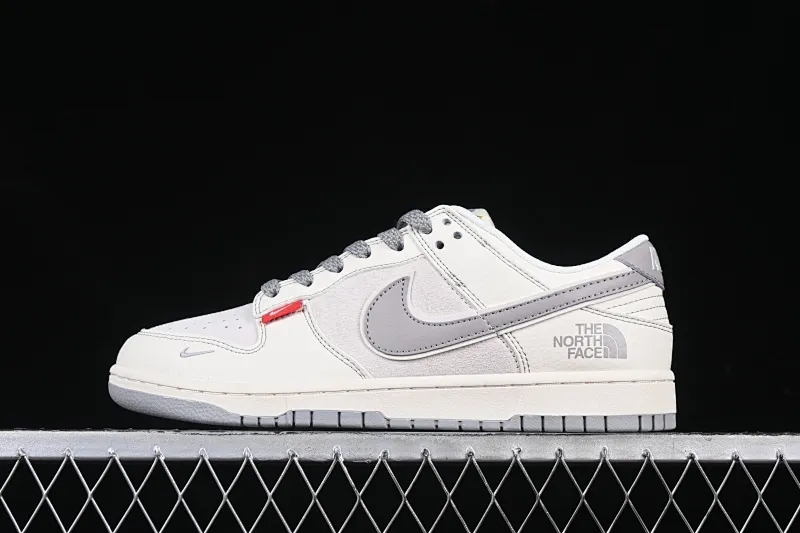 All Categories Nk SB Dunk Series Nk SB Dunk Low High-end Customized Low-top Sneakers Nk SB Dunk Low North Face Co-branded Beige Red Label Anniversary High-end Customized Low-top Casual Sneakers BB7518-015